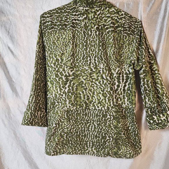 Nearly New Foxcroft size 14 petite Green and White Cotton Animal Print Blouse - Picture 3 of 16